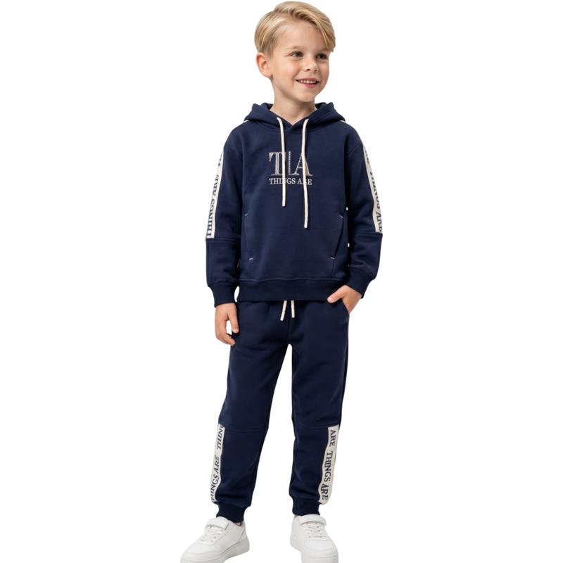 3374 toptan 5-8 yaş arası erkek çocuklar için dekoratif kurdeleler ve baskılarla (kapüşonlu sweatshirt ve eşofman altı) eşofman takımı